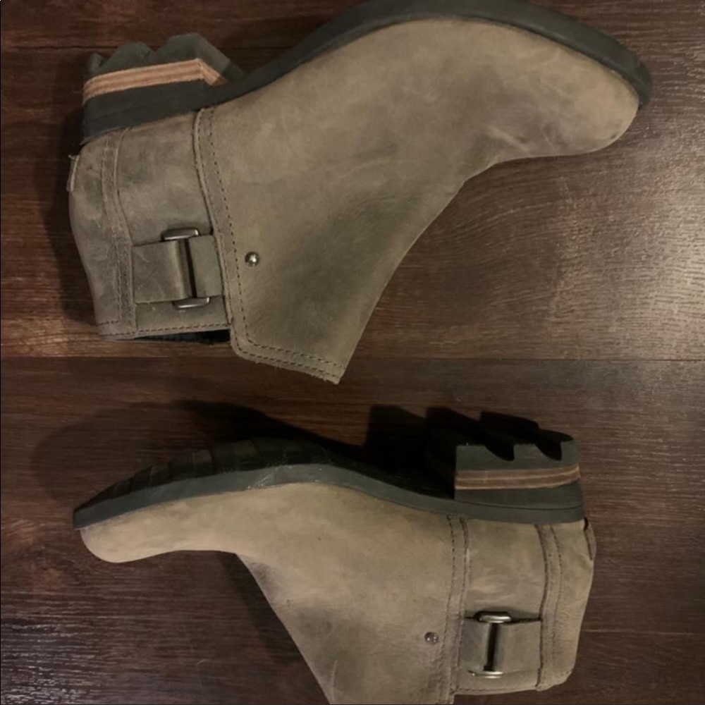 🎉CLOSET CLOSING! Sorel Booties - brown & heeled with grip sole - size 7